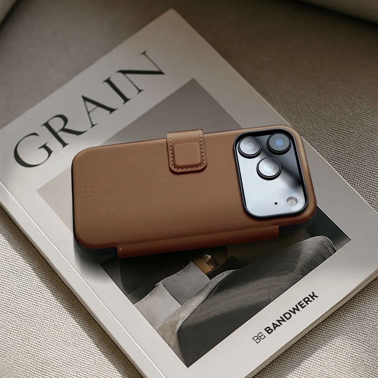 Chocolate / iPhone 18 Pro / Folio