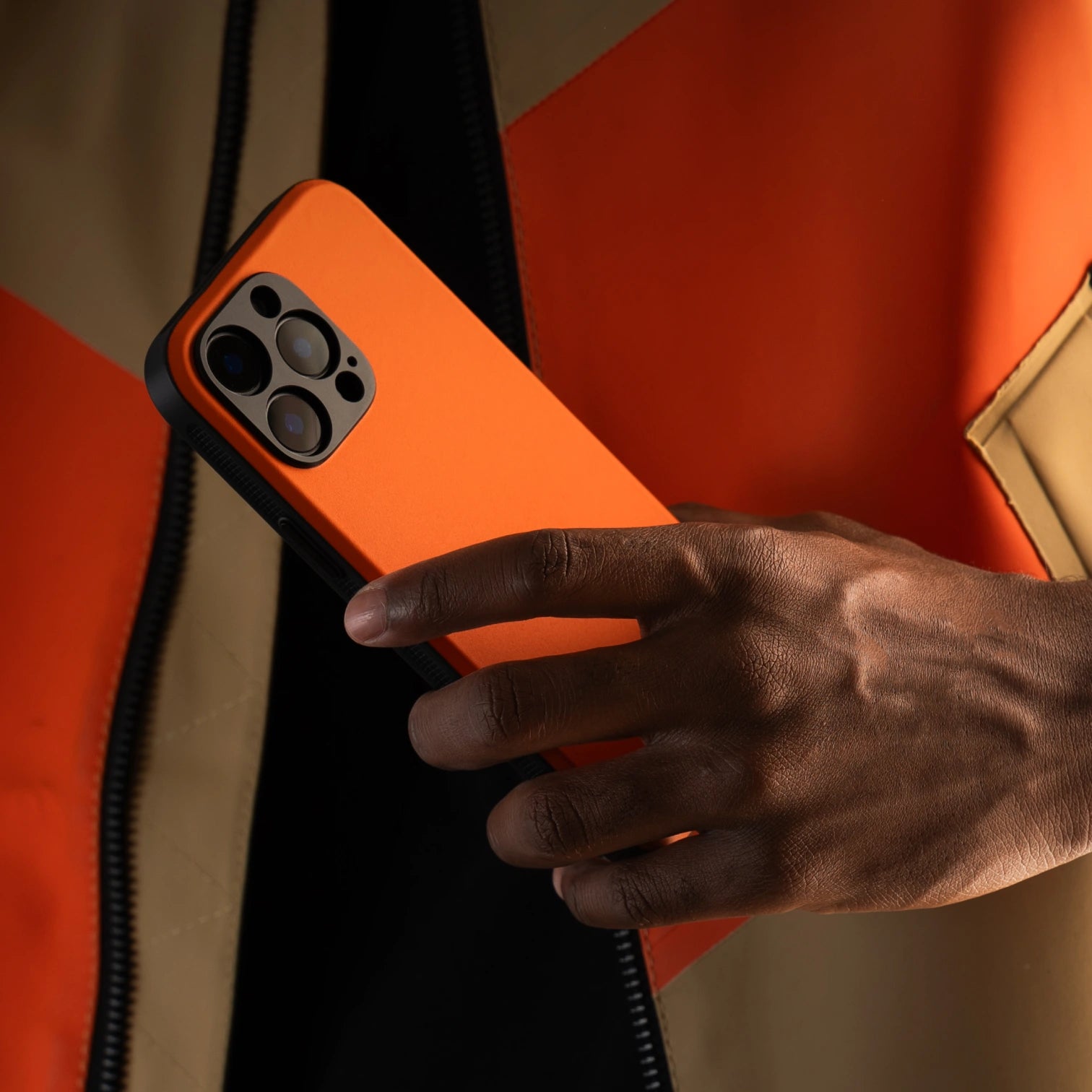 Shocking Orange / iPhone 16 Pro Max