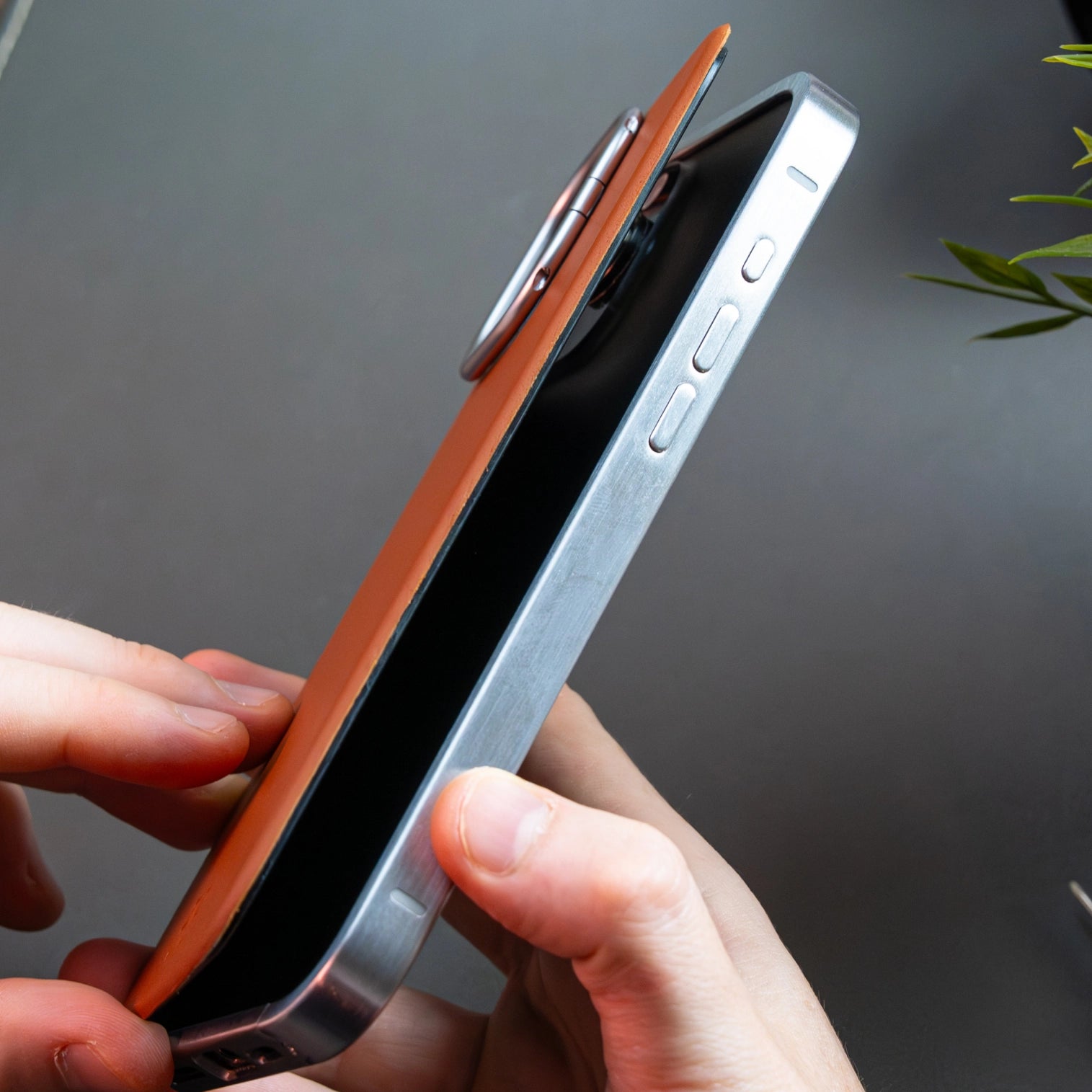 iPhone 16 Pro Max / Schwarz / Ja / MagPlate
