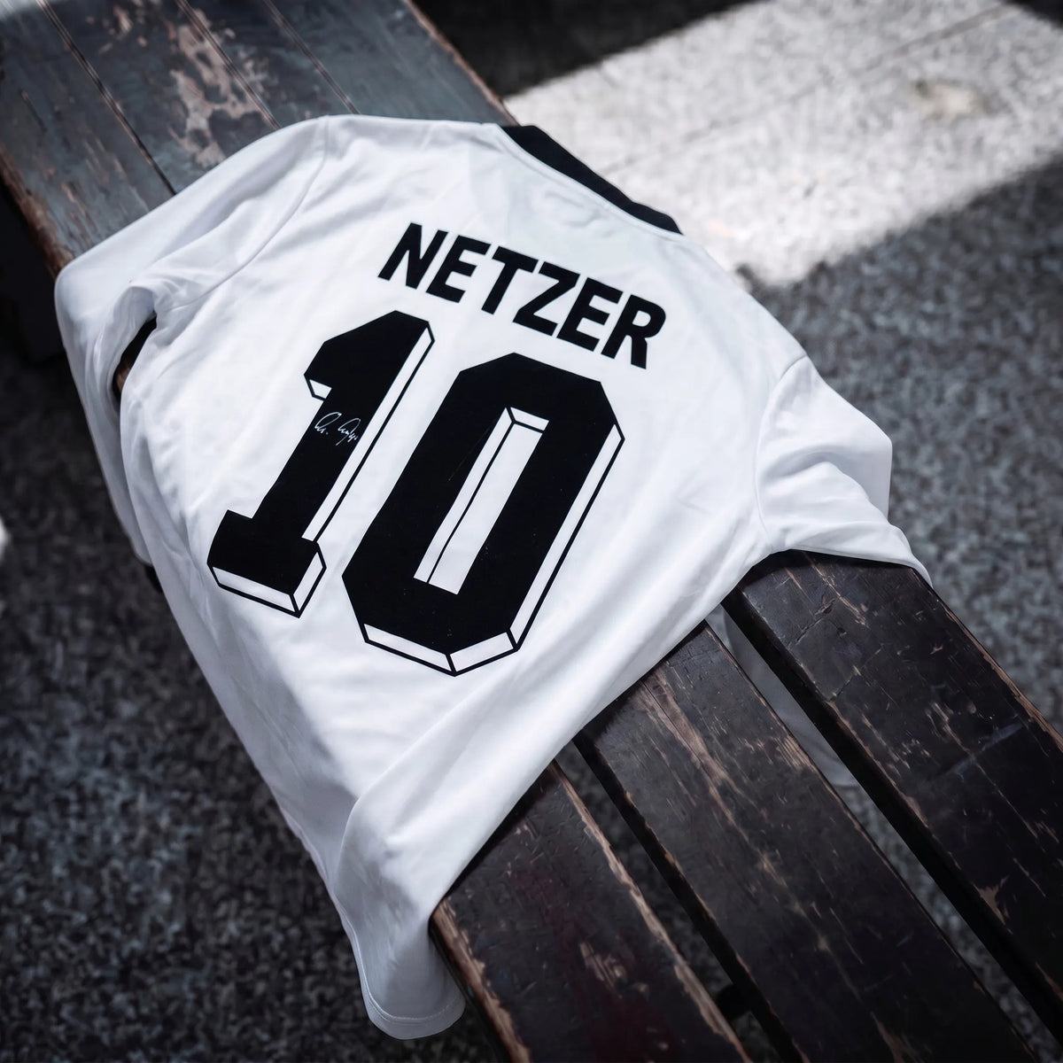 Er spielte wie ein Rockstar. Jetzt trägt man ihn wie einen.