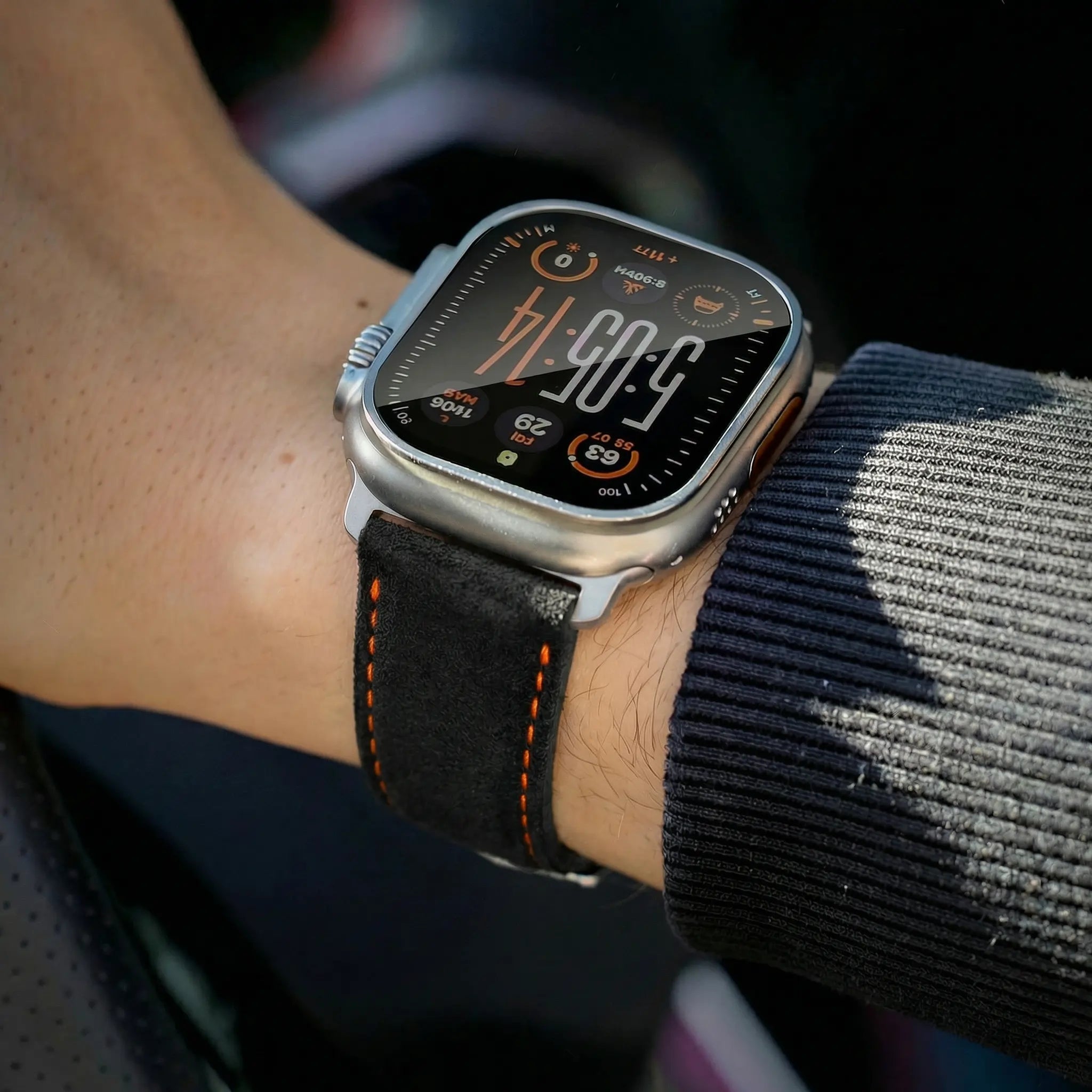 Tiefschwarz mit orangener Naht / 46mm / Titan Natur