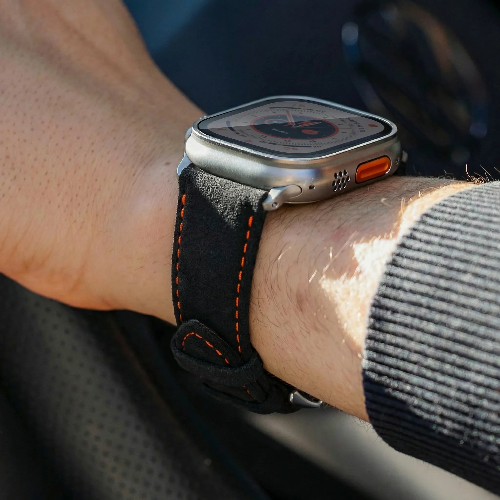 Tiefschwarz mit orangener Naht / 46mm / Aluminium Silber