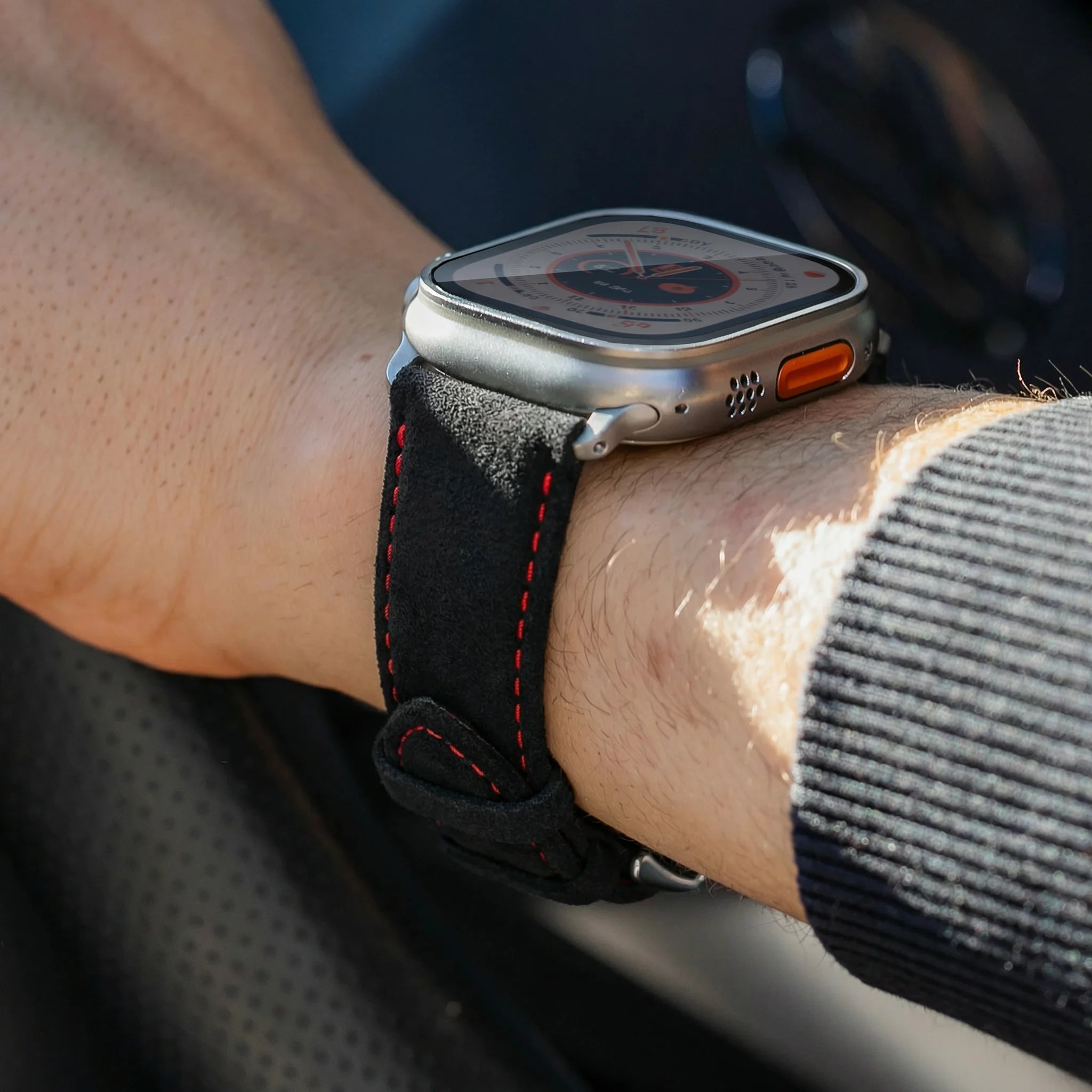 Tiefschwarz mit roter Naht / 46mm / Titan Schiefer