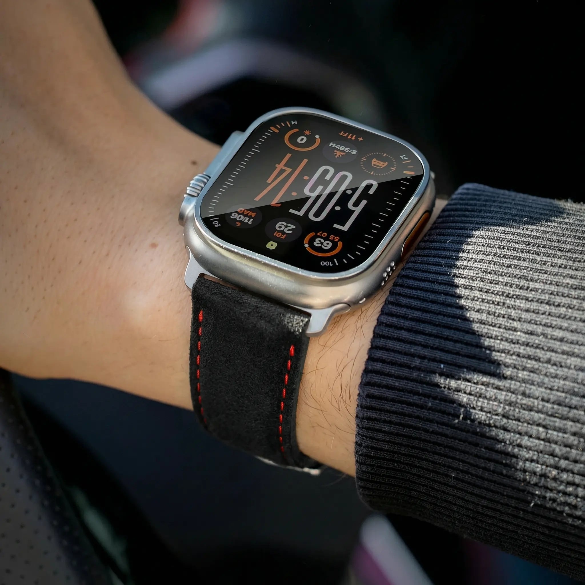 Tiefschwarz mit roter Naht / 46mm / Aluminium Silber