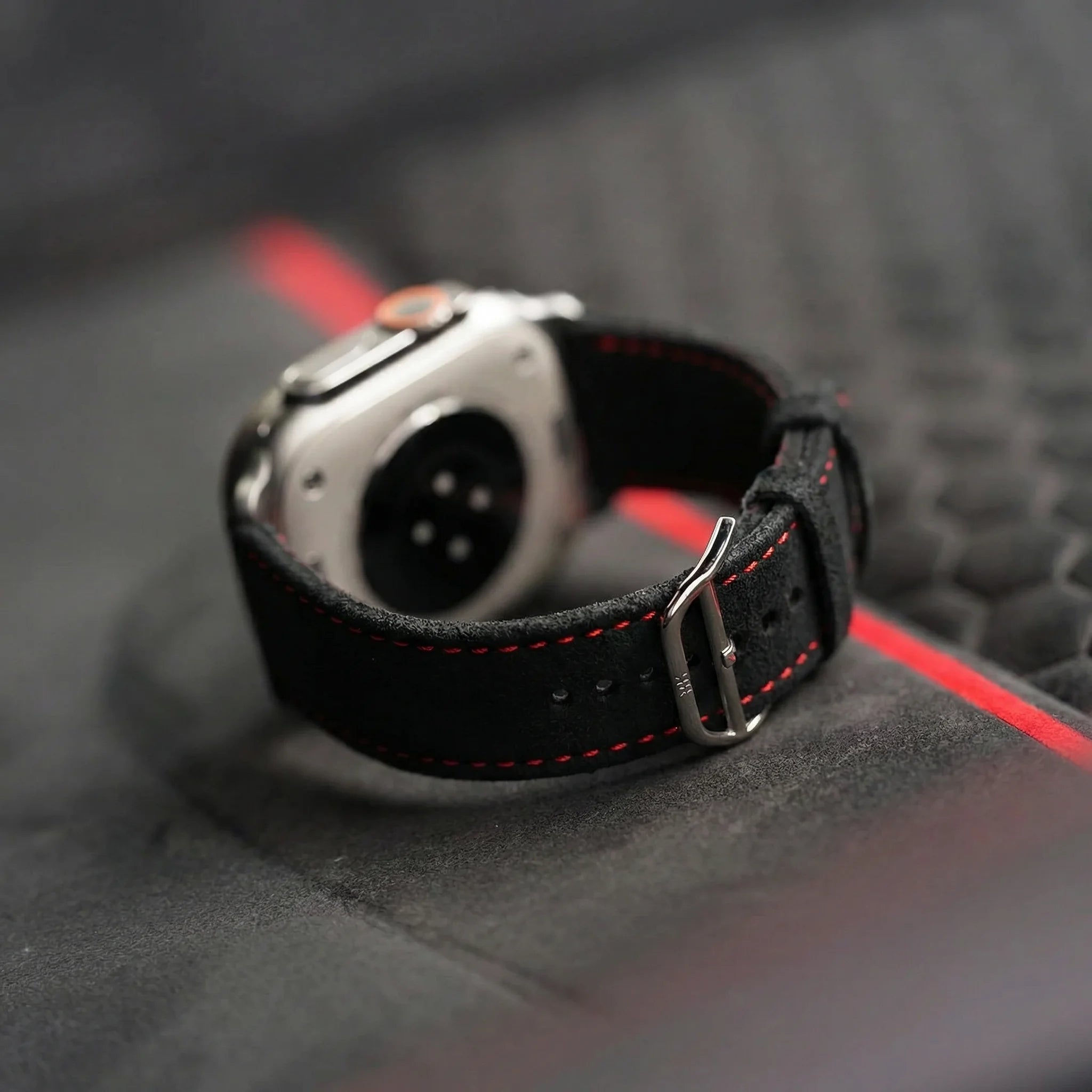 Tiefschwarz mit roter Naht / 46mm / Aluminium Silber